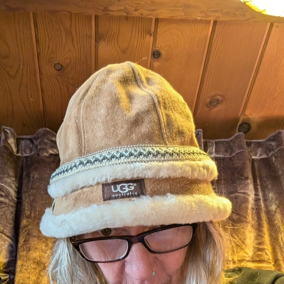 Ugg black shearling hat - Picture 2 of 3